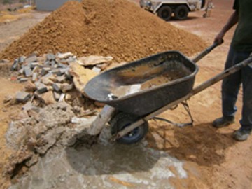 Image of a prisoner using a wheelbarrow at Dowerin Work Camp